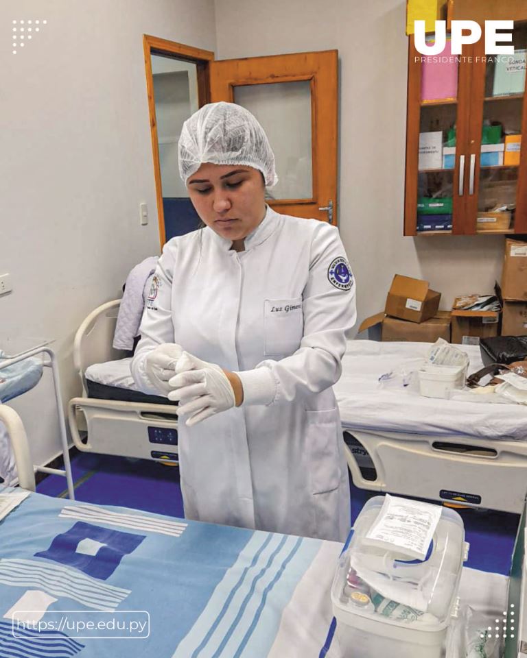 Formación Técnica en Enfermería: Calzado de Guantes Estériles y Administración de Medicamentos