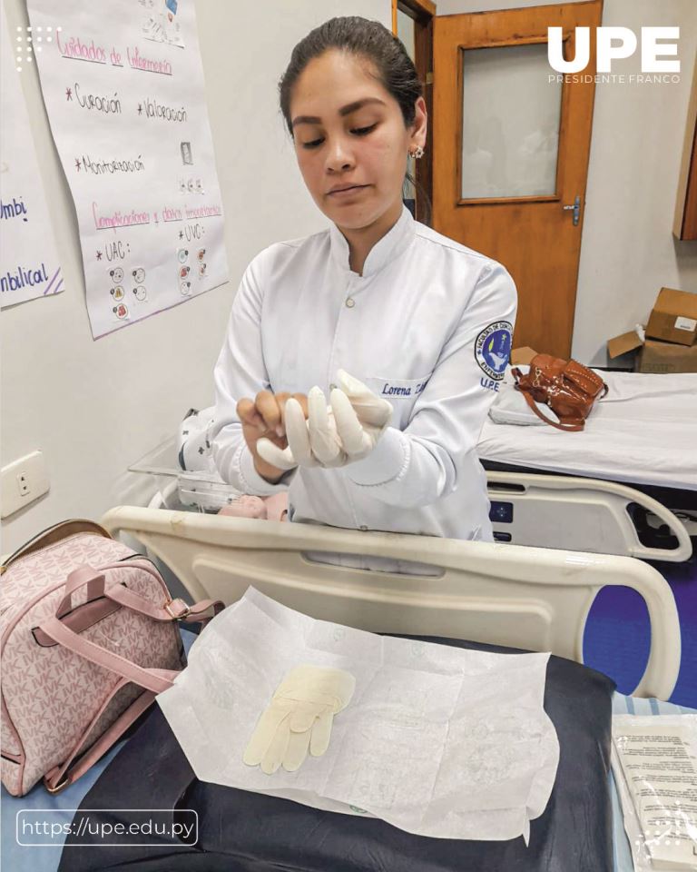 Formación Técnica en Enfermería: Calzado de Guantes Estériles y Administración de Medicamentos