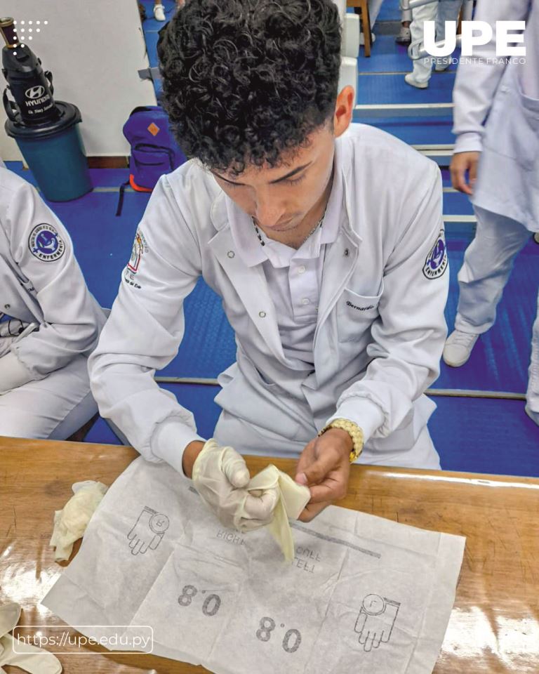 Formación Técnica en Enfermería: Calzado de Guantes Estériles y Administración de Medicamentos