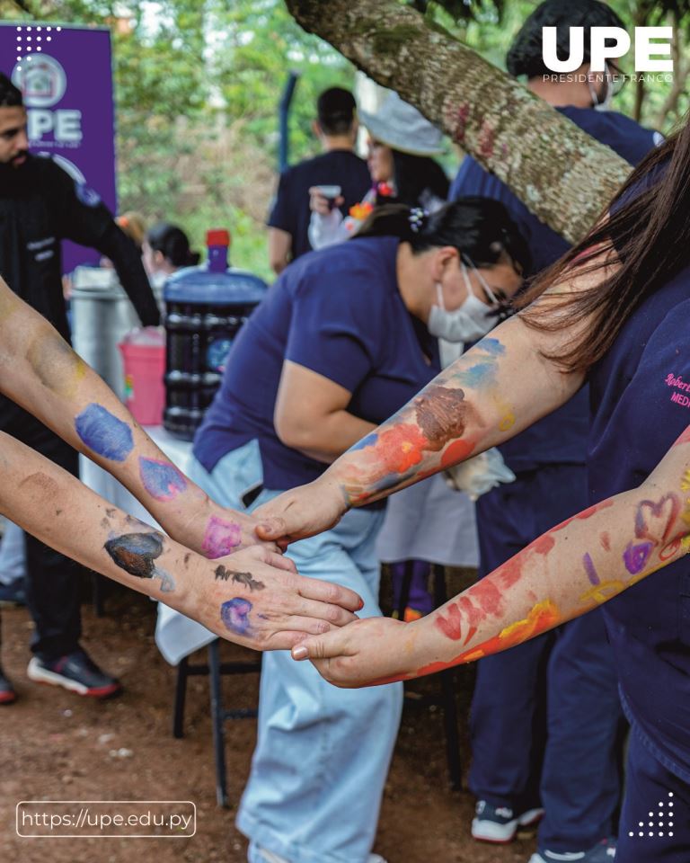 "Manos Que Cuidan, Corazones Que Sanan" - Medicina En Acción Comunitaria