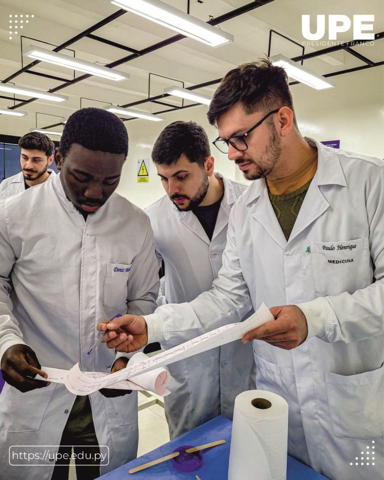 Aula Práctica de Fisiología en la UPE: Desarrollando Habilidades Médicas