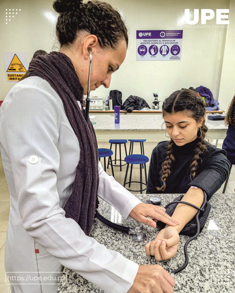 Aula Práctica de Fisiología en la UPE: Desarrollando Habilidades Médicas