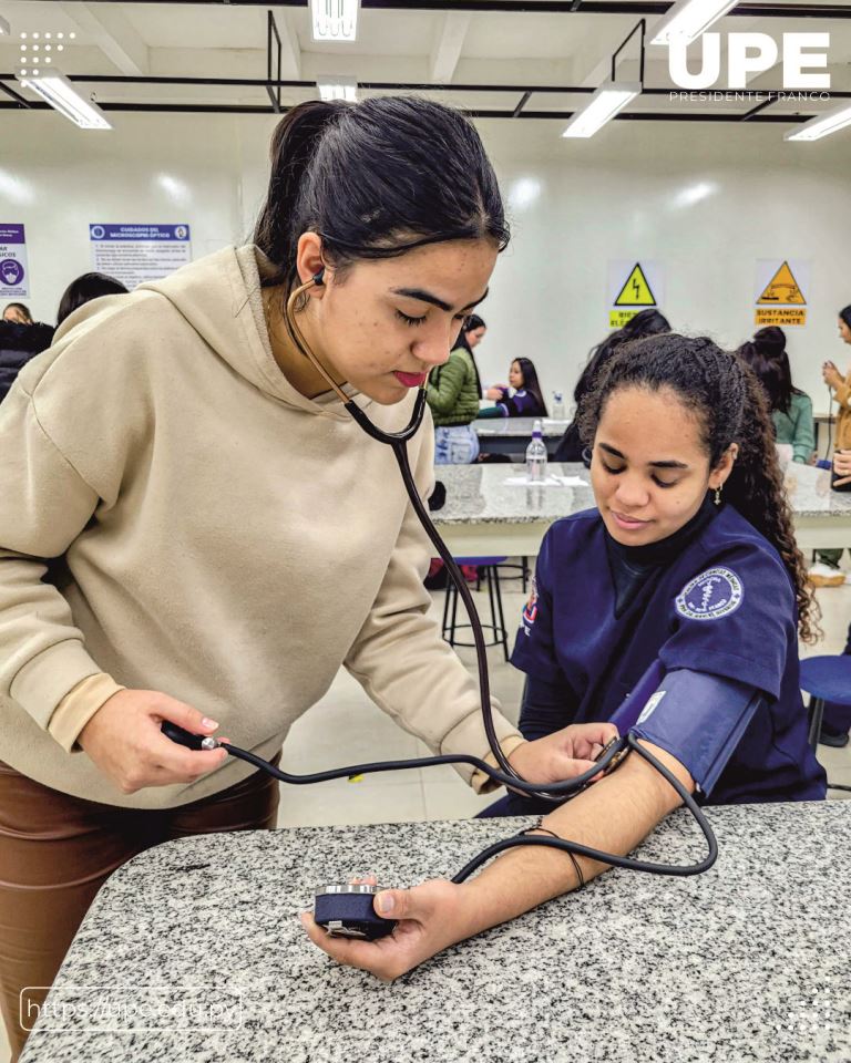 Aula Práctica de Fisiología en la UPE: Desarrollando Habilidades Médicas