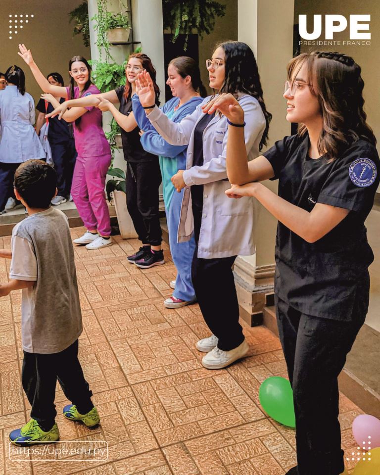 Estudiantes de Medicina Llevan Salud y Felicidad al Hogar Santa Elena: Celebrando el Día del Niño