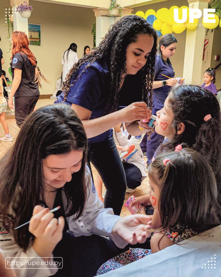 Estudiantes de Medicina Llevan Salud y Felicidad al Hogar Santa Elena: Celebrando el Día del Niño