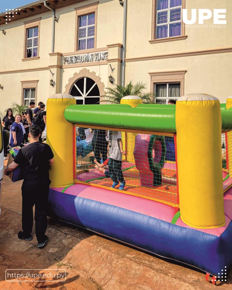 Estudiantes de Medicina Llevan Salud y Felicidad al Hogar Santa Elena: Celebrando el Día del Niño