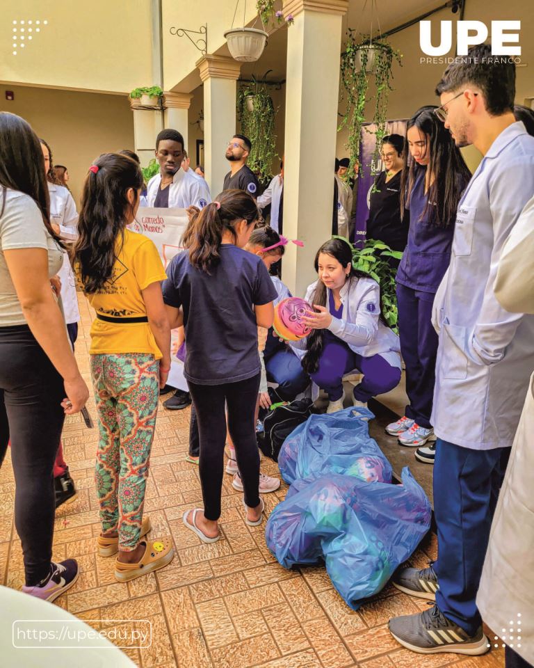 Estudiantes de Medicina Llevan Salud y Felicidad al Hogar Santa Elena: Celebrando el Día del Niño