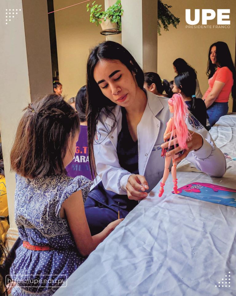 Estudiantes de Medicina Llevan Salud y Felicidad al Hogar Santa Elena: Celebrando el Día del Niño