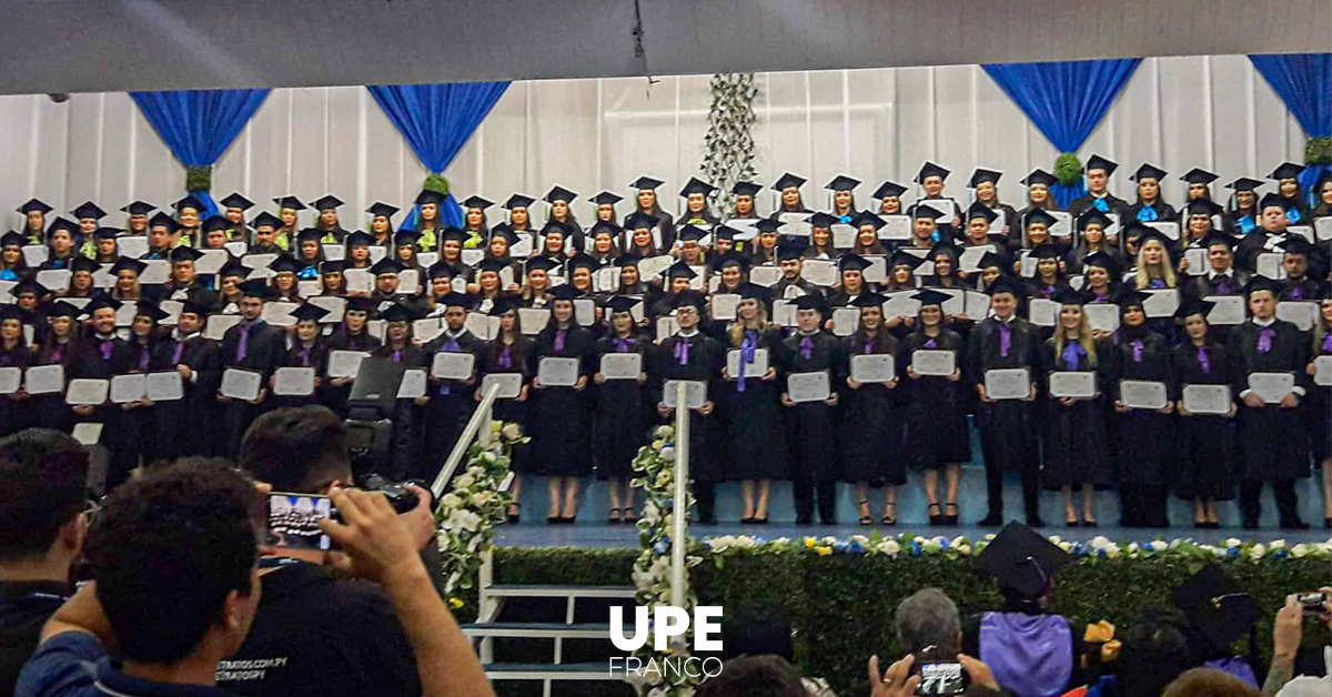 Facultad de Ciencias de la Salud-UPE: Egresados de Enfermería 