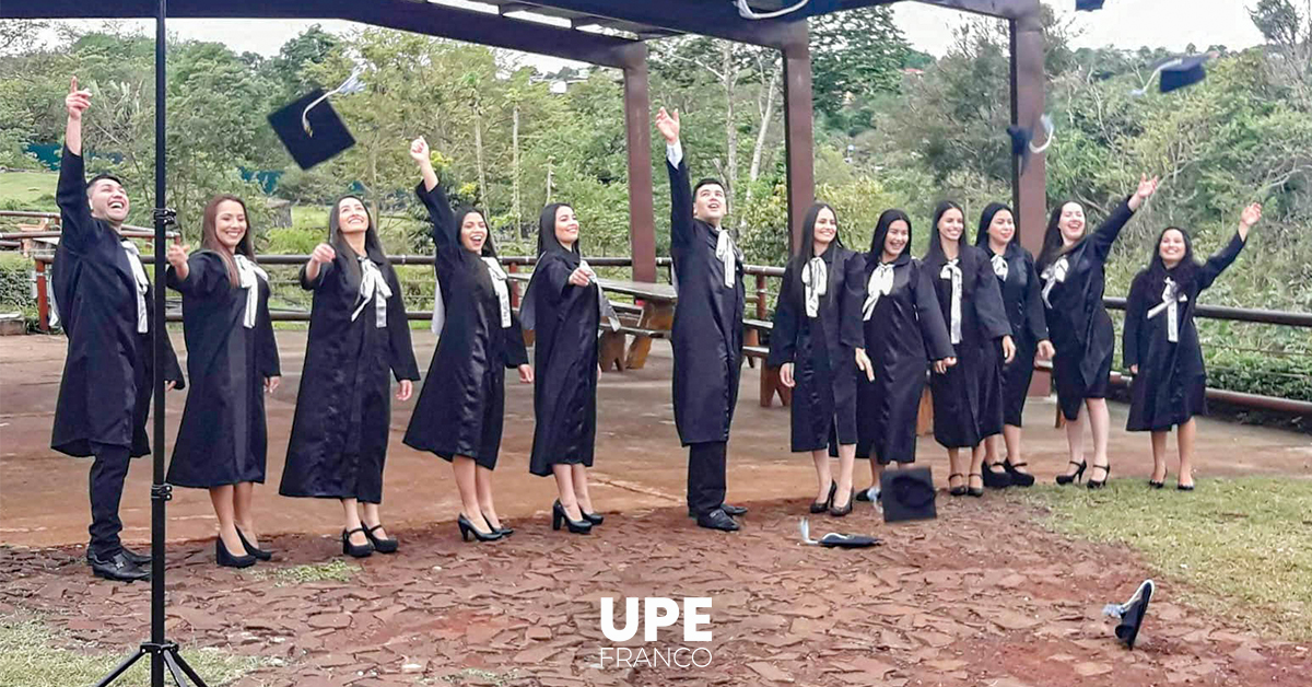 Facultad de Ciencias de la Salud-UPE: Egresados de Enfermería 