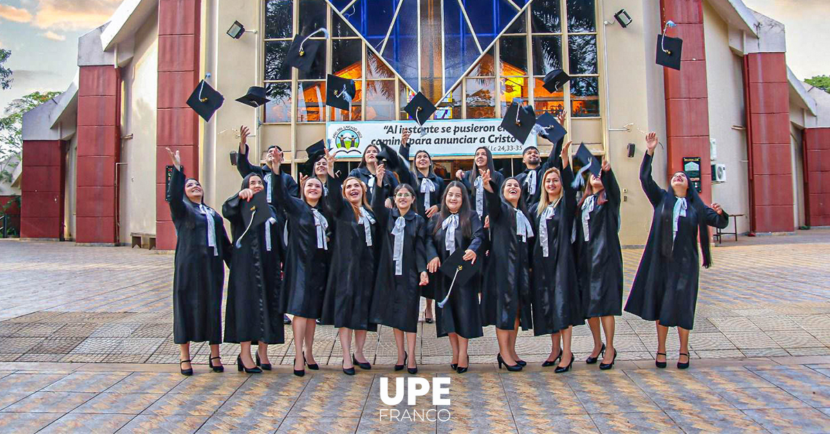 Facultad de Ciencias de la Salud-UPE: Egresados de Enfermería 