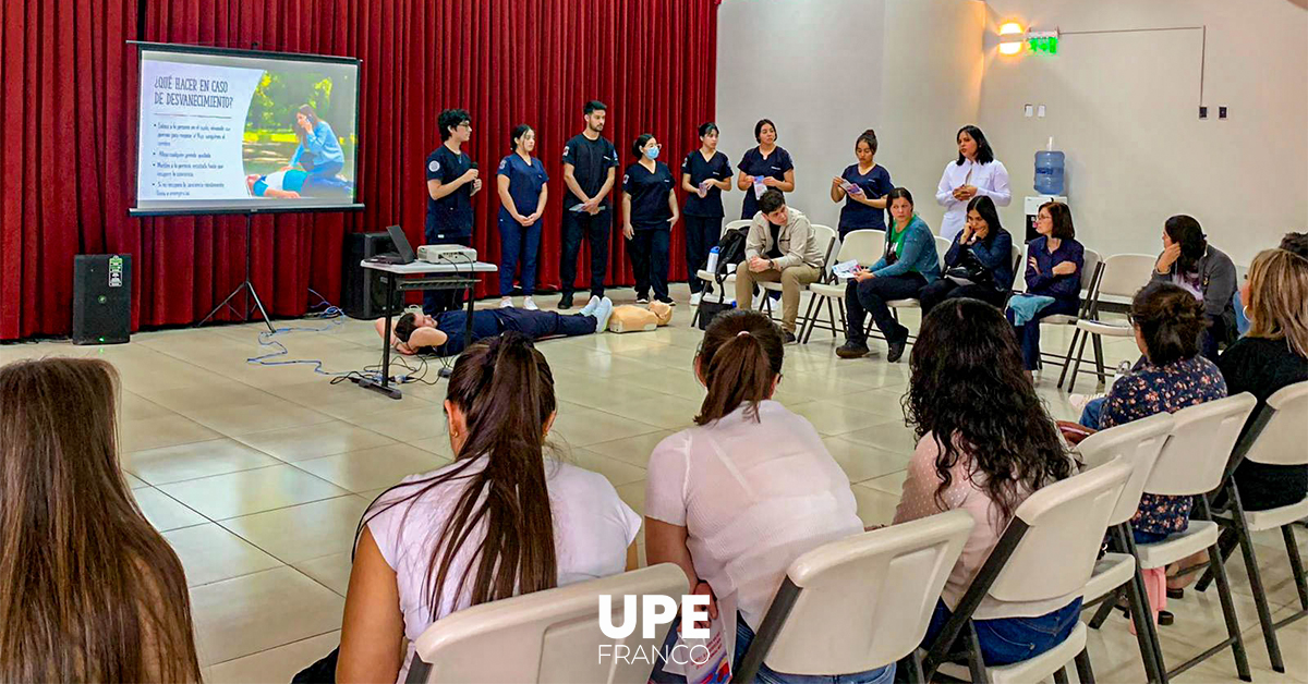 Estudiantes de Fisioterapia Capacitan a Docentes en Primeros Auxilios